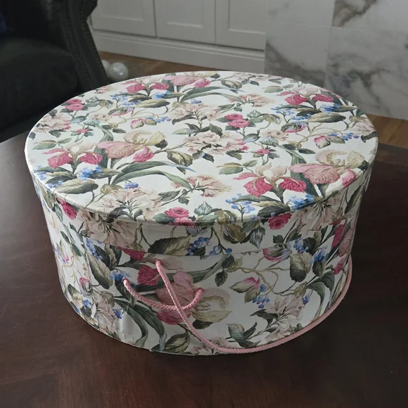 Vintage Round Hat Box - Picture 4 of 15